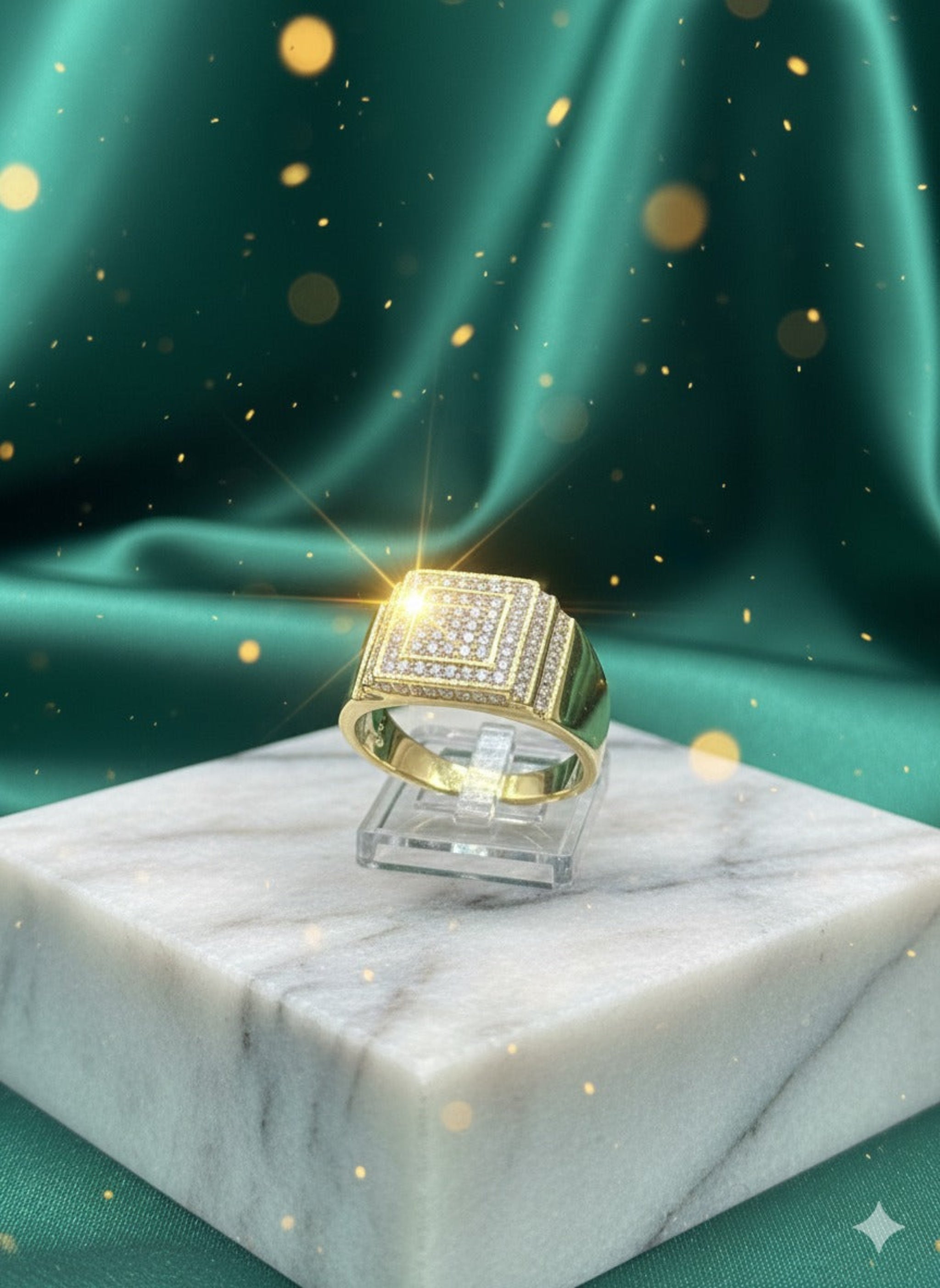 Anillo de Plata con Baño de Oro y Circonias – Poder y Exclusividad