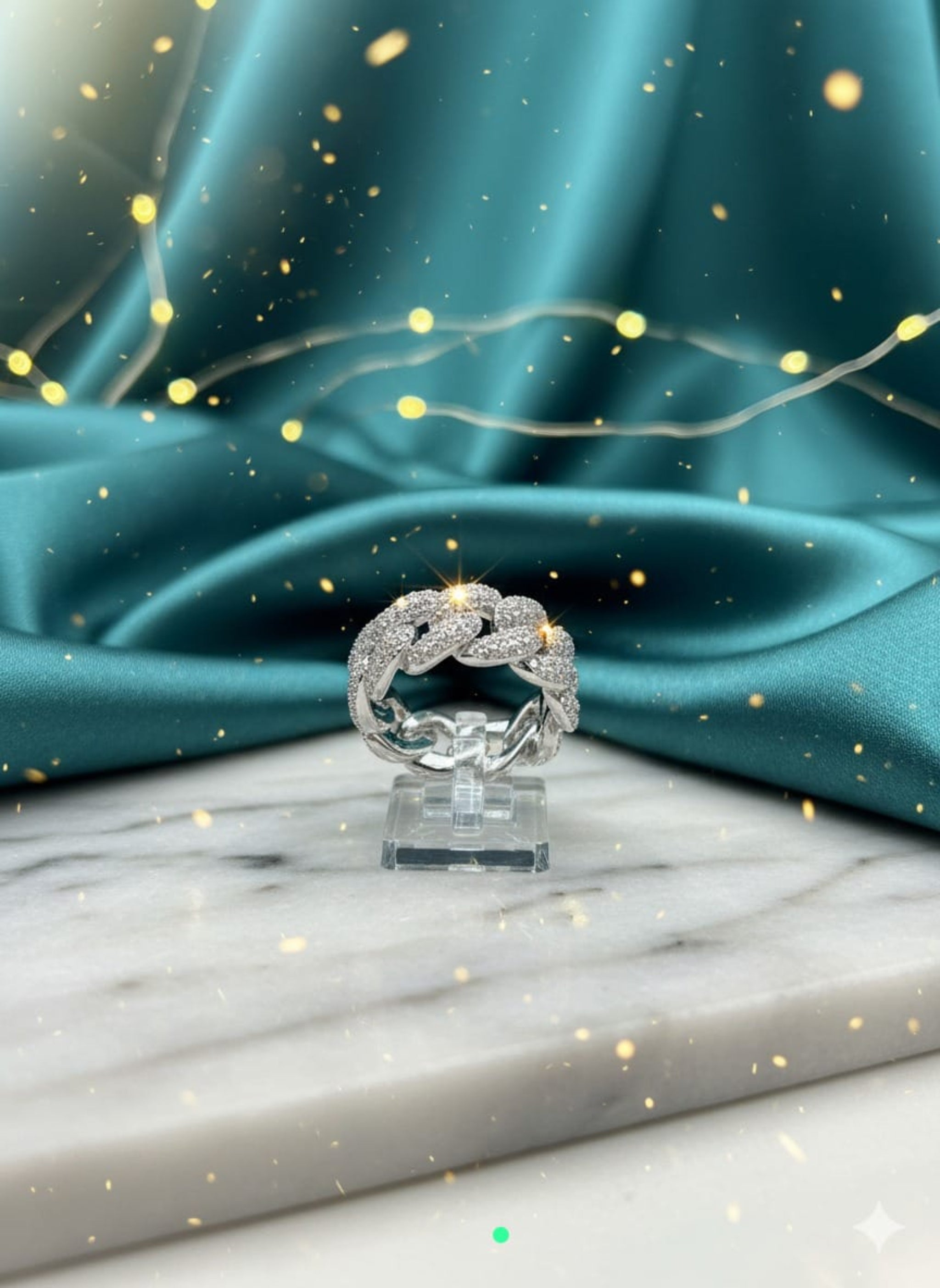 Anillo de Plata con Diseño de Eslabones y Circonias – Fuerza y Elegancia