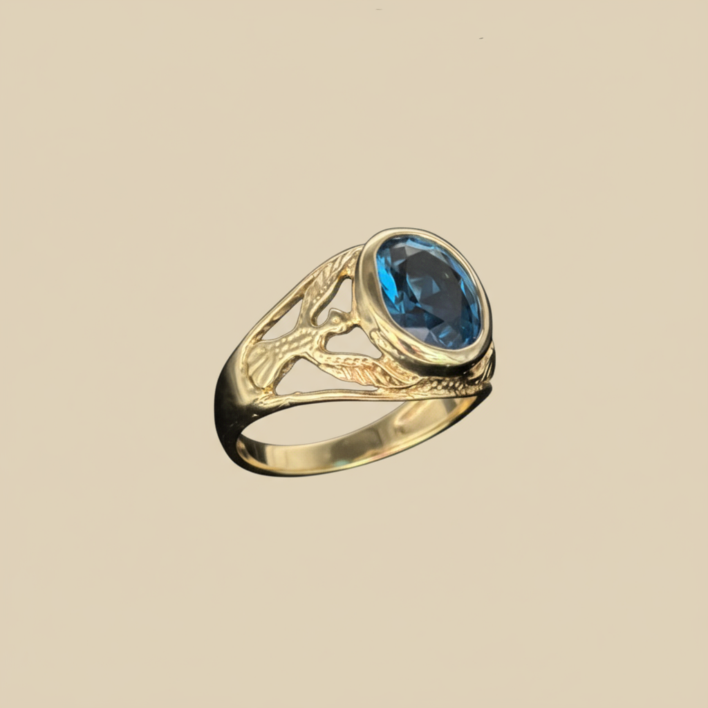Anillo Real – Oro con Piedra Azul y Diseño Filigrana