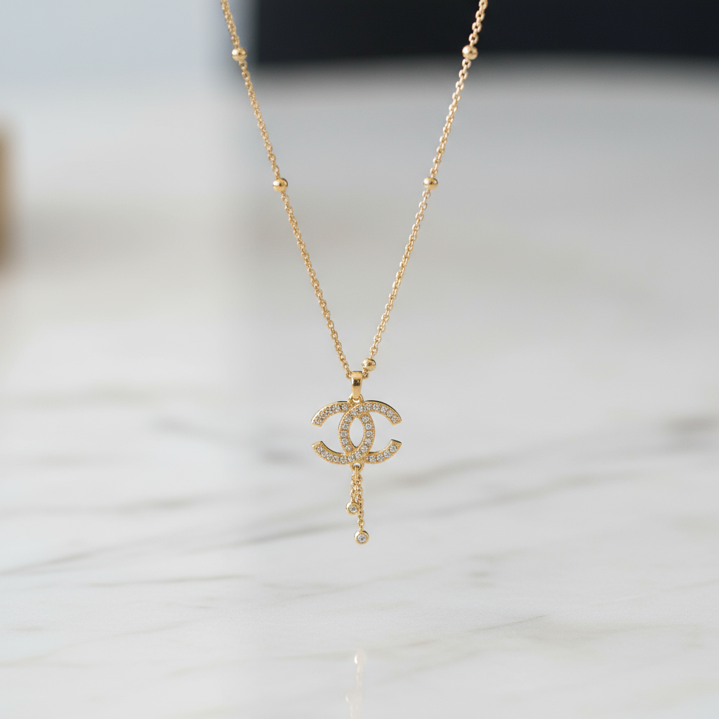 Collar de Oro 14K con Colgante Chanel con Circonias – Lujo y Estilo Icónico