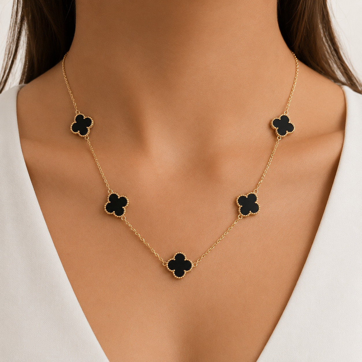 Collar de tréboles negros de oro 14k