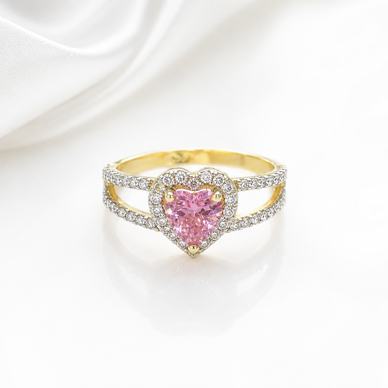 Anillo de Corazón Rosa en Oro 14K con Circonias