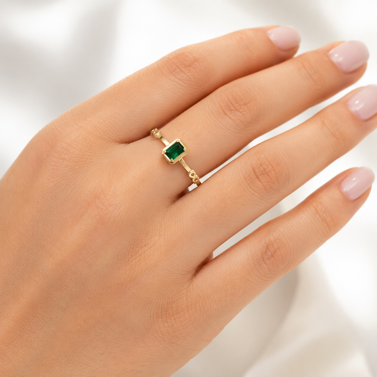 Anillo de Oro 14K con Piedra Verde y Detalles de Infinito