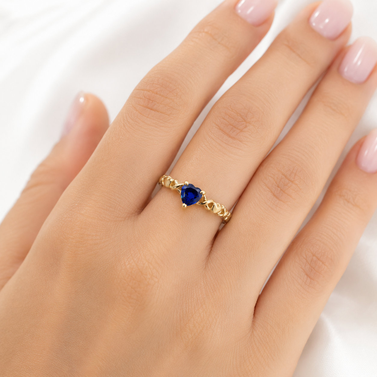 Anillo de Oro 14K con Piedra Azul en Forma de Corazón