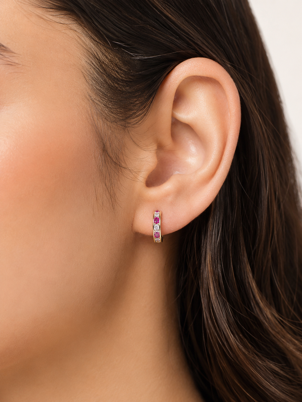 Aretes Huggie de Oro 14K con Circonias Rosas y Blancas
