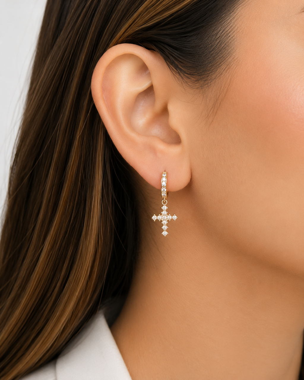 Aretes tipo huggie con cruz de circonias – Oro 14K