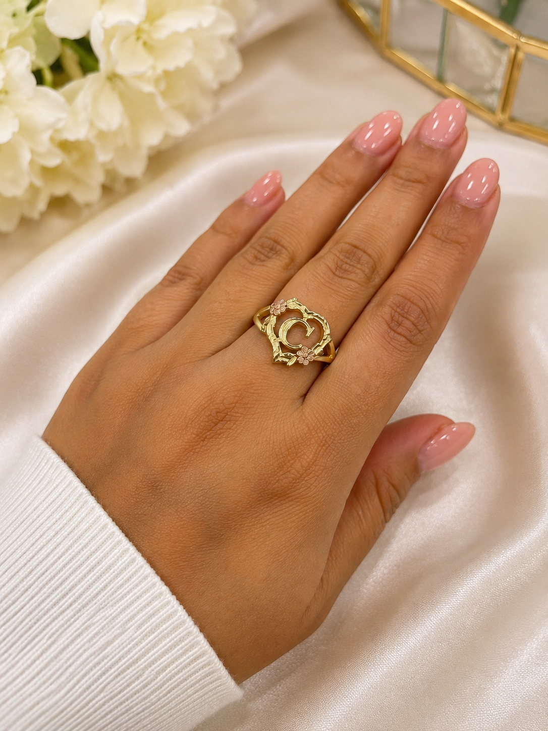 Anillo de oro 14K de inicial en forma de corazón con detalles de flores en Rose Gold