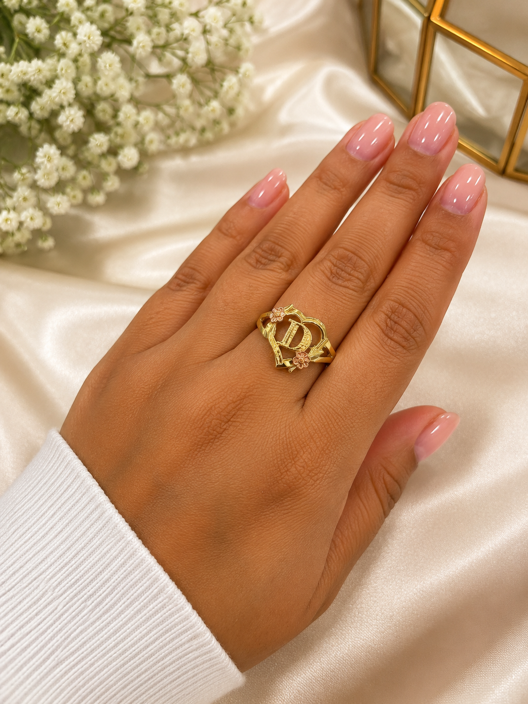 Anillo de oro 14K de inicial en forma de corazón con detalles de flores en Rose Gold