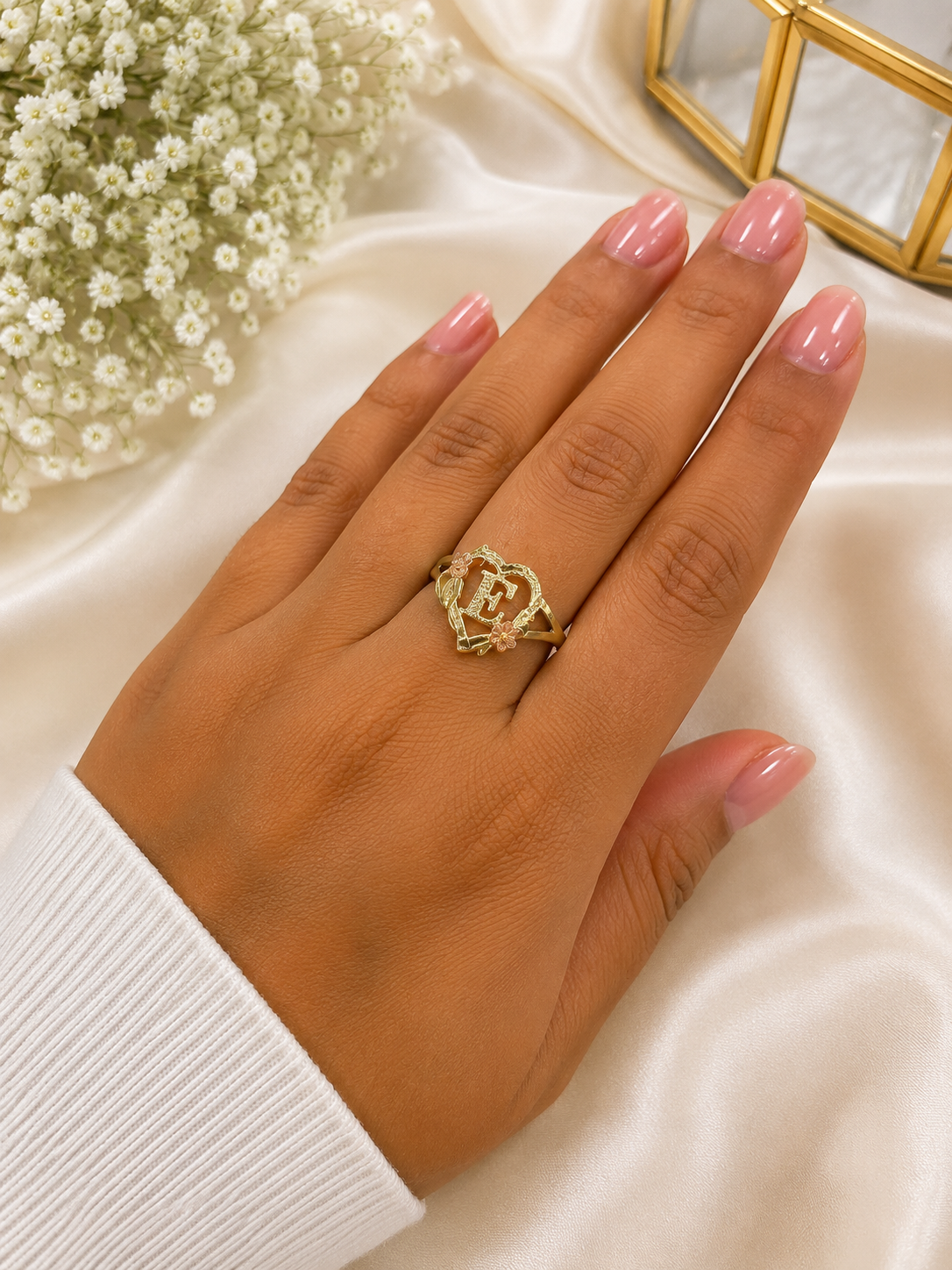 Anillo de oro 14K de inicial en forma de corazón con detalles de flores en Rose Gold