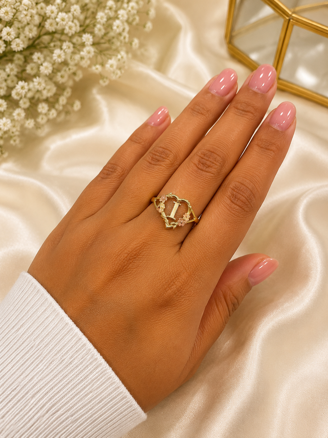 Anillo de oro 14K de inicial en forma de corazón con detalles de flores en Rose Gold