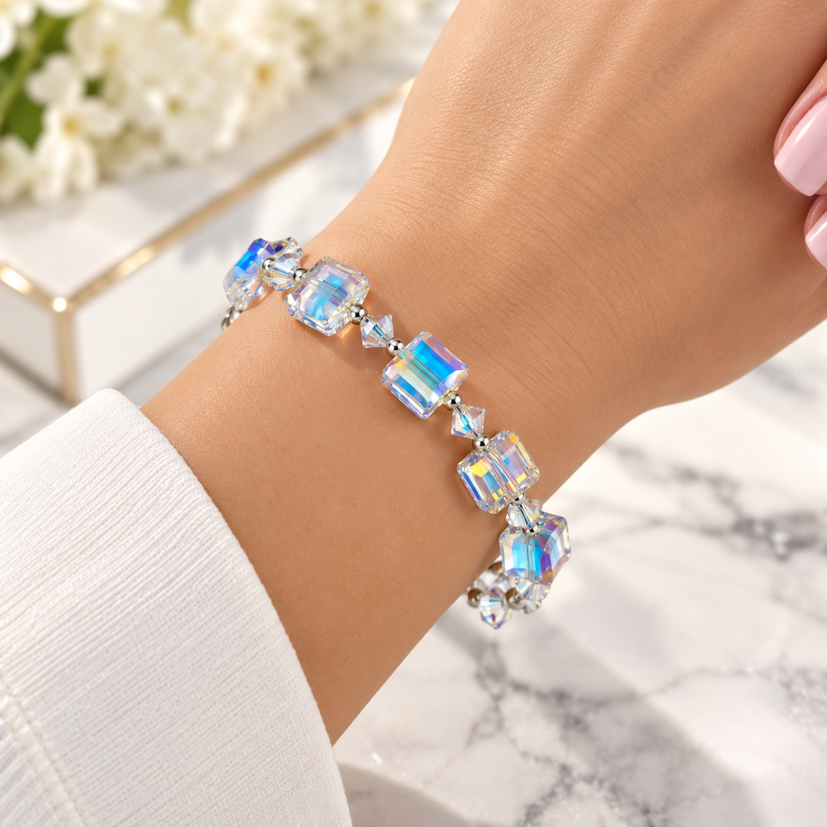 Pulsera Swarovski con Cuentas Cúbicas Iridiscentes – Color y Brillo Geométrico