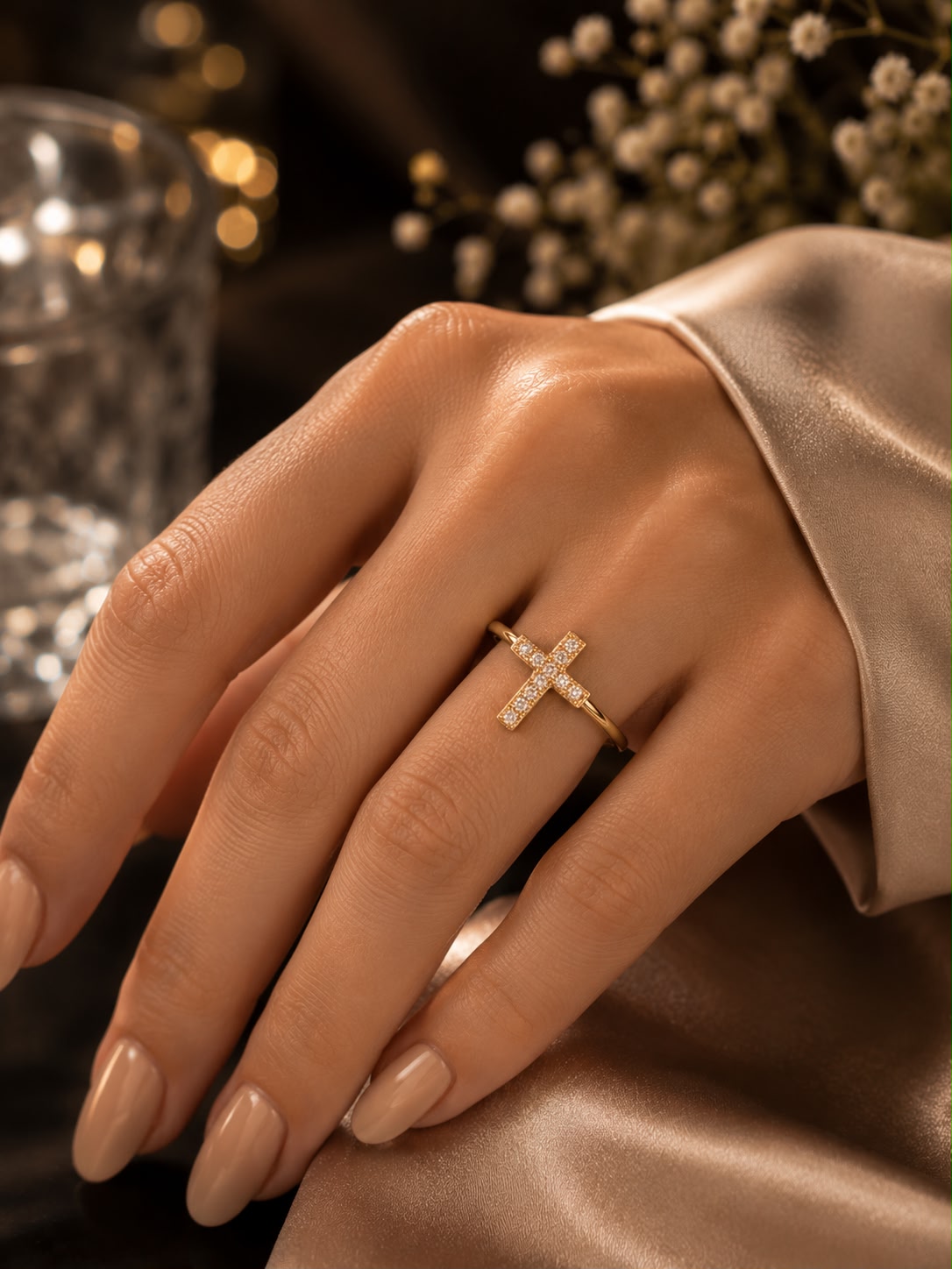 Anillo de oro 14k banda delgada con cruz rellena de sirconias blancas