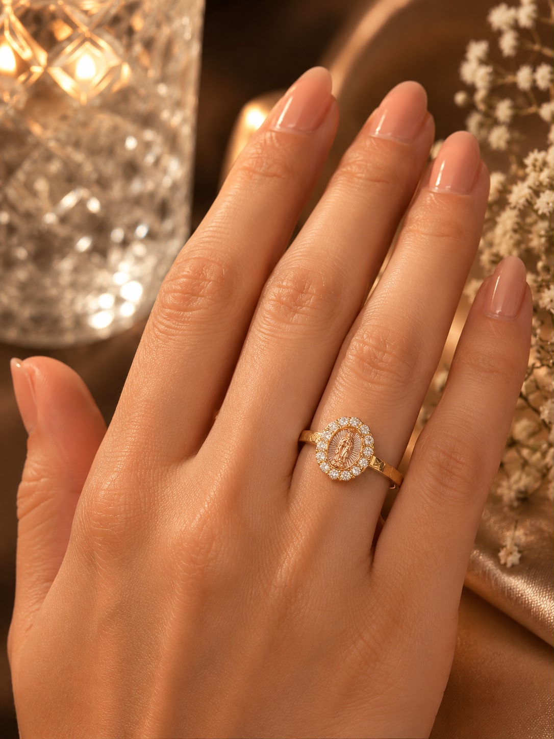 Anillo de oro italiano 14k imagen de la virgen de Guadalupe en Rose Gold rodeada de sirconias blancas