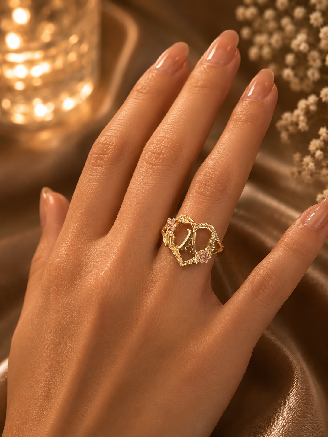 Anillo de oro 14K de inicial en forma de corazón con detalles de flores en Rose Gold